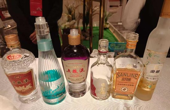 五粮液股东大会最新动态：晚宴上了多种酒水	、股东畅饮	，伴手礼还有小酒礼盒